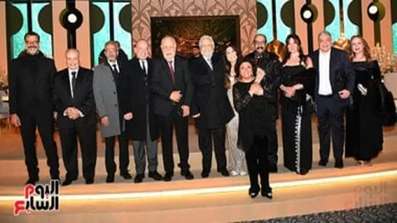 محمد هنيدى يجمع نرمين الفقى وصبرى فواز وخالد زكى في أول ظهور بحفل زفاف ابنته